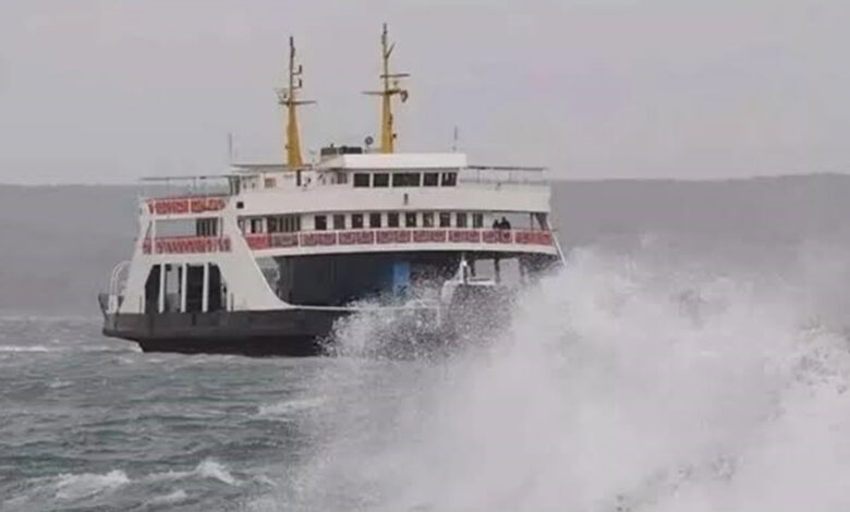 Bandırma ve Erdek'te deniz yolu ulaşımına fırtına engeli