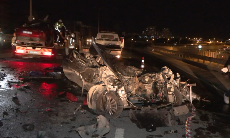 Başakşehir'de feci kaza! Refüjü aşan otomobil karşı şeritteki araca çarptı: 4 ölü