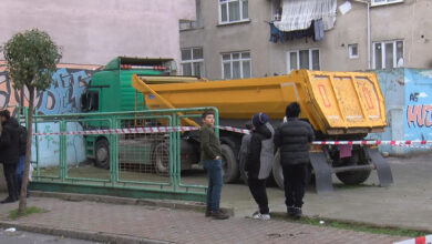 Hafriyat kamyonu apartmana çarptı! Apartman tahliye edildi... "9 şiddetinde deprem oluyor sandık"