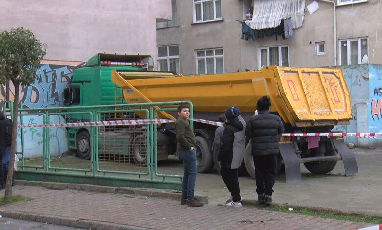 Hafriyat kamyonu apartmana çarptı! Apartman tahliye edildi... "9 şiddetinde deprem oluyor sandık"