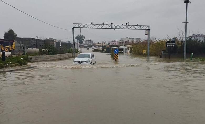 Hatay'da sağanak: Yolları su bastı