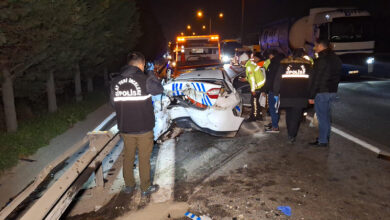 Kaçak göçmenleri taşıyan araç ekip otosuna çarptı: Polislerin de olduğu çok sayıda yaralı var