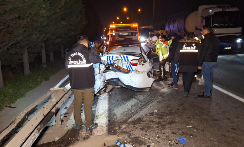 Kaçak göçmenleri taşıyan araç ekip otosuna çarptı: Polislerin de olduğu çok sayıda yaralı var