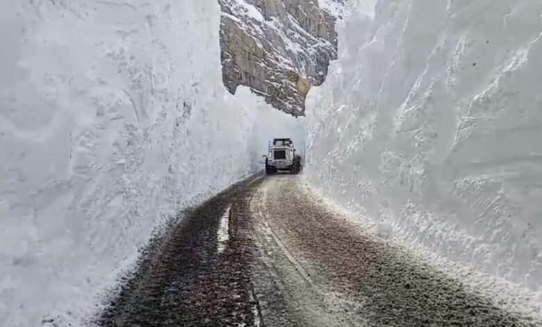 Kar kalınlığı 10 metreyi aştı! Bölgedeki zorlu mücadele devam ediyor