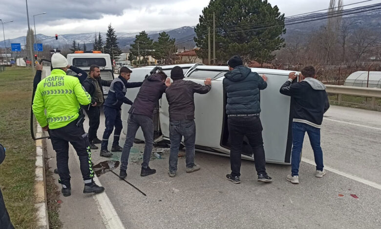 Kontrolden çıkarak ters dönen otomobili elleriyle çevirdiler