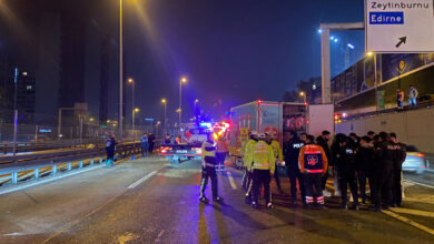 Lüks otomobil, yol bakım aracına çarptı: 5 yaralı 