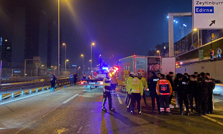 Lüks otomobil, yol bakım aracına çarptı: 5 yaralı 