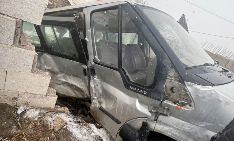 Niğde'de minibüs ile araç çarpıştı: 8 kişi yaralandı