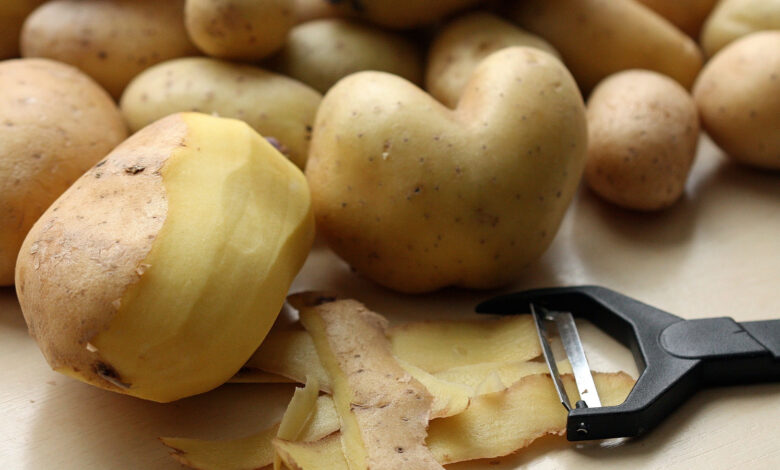 Patates kabuğunu çöpe atmak yerine saçlarınıza sürerseniz ne olur? Patates kabuğu saça sürülünce bakın nasıl bir fayda sağlıyor