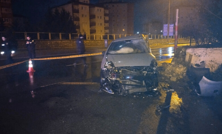 Pendik'te kontrolden çıkan araç duvara çarptı 