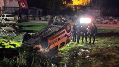 Polis aracı yol kenarındaki arsaya devrildi: 1'i ağır 3 yaralı