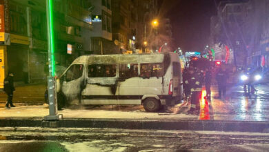 Seyir halindeki yolcu minibüsü alev topuna döndü