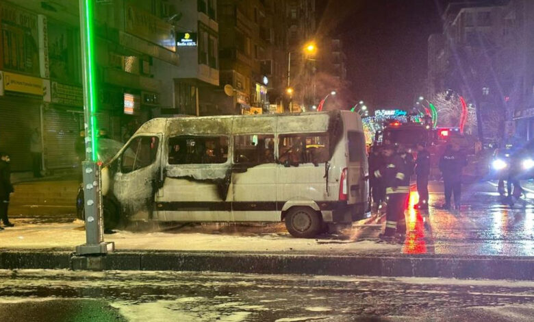 Seyir halindeki yolcu minibüsü alev topuna döndü