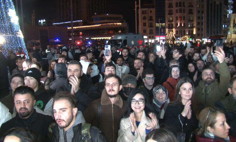 Taksim Meydanı'nda uzay yolculuğu heyecanı! İstanbullular tarihi anı böyle izledi