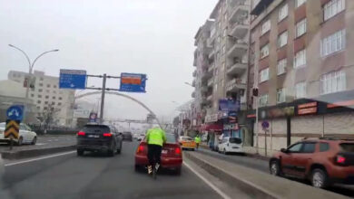 Trafik polisi, yakıtı biten otomobili tam 2 kilometre iterek, akaryakıt istasyonuna götürdü