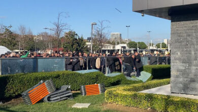 Yine memnun olmadılar: İstanbul'da zammı yetersiz bulan taksiciler, İBB binasına taş ve sopalarla saldırdı