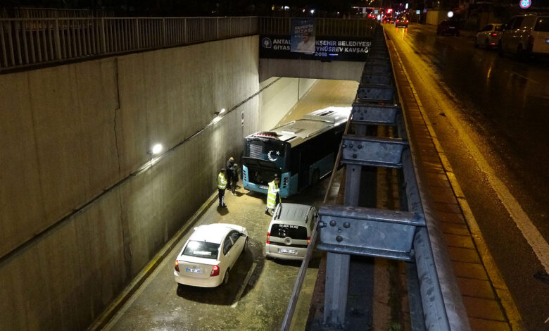 Antalya'da tünelde bir otobüs mahsur kaldı