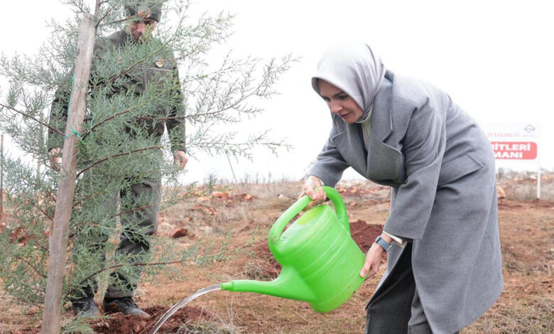 Bakan Göktaş, "Deprem Şehitleri Ormanı"nın ilk fidanını dikti