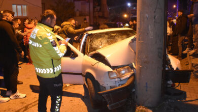 Beton aydınlatma direğine çarpan otomobildeki 3 kişi yaralandı