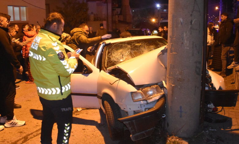 Beton aydınlatma direğine çarpan otomobildeki 3 kişi yaralandı