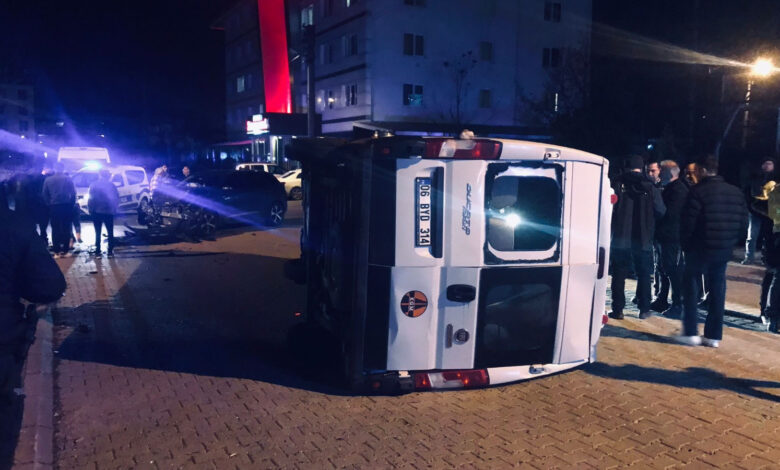 Bolu'da otomobil ile çarpışan minibüs devrildi: İki yaralı 