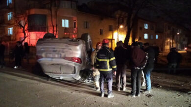 Direksiyon başında fenalaşan sürücü, kontrolden çıkıp takla atan cipte sıkıştı