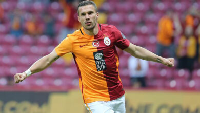 Galatasaray'ın eski yıldızı Lukas Podolski futbolu bıraktı, dönerci oldu! Döner zinciriyle servetine servet kattı