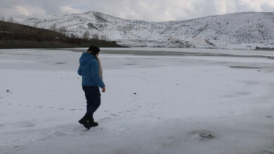 Hava sıcaklığının düştüğü kentte gölet buz tuttu