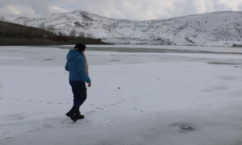 Hava sıcaklığının düştüğü kentte gölet buz tuttu