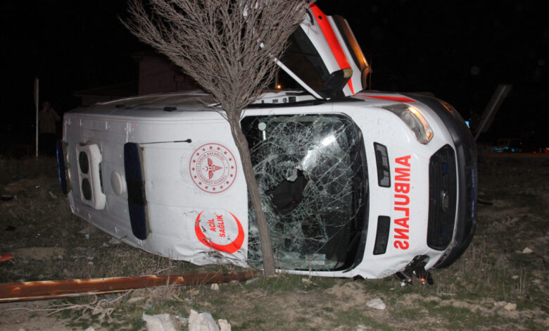 Karaman'da ambulans devrildi! İkisi ağır 5 yaralı 