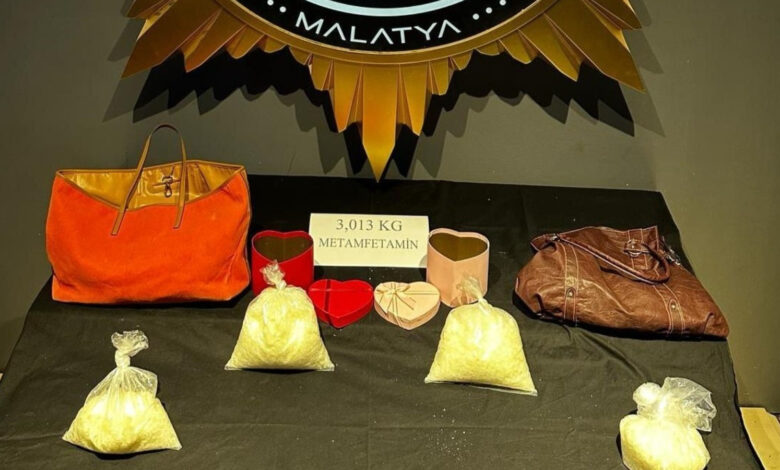 Malatya'da bir kadın yolcudan 3 kilo 13 gram metamfetamin çıktı 