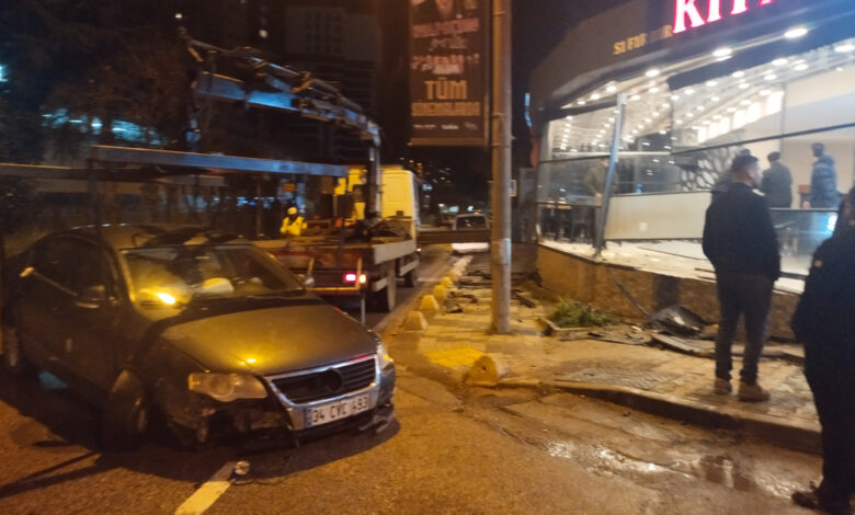 Maltepe'de feci kaza: Araç restorana girdi 