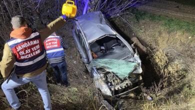 Şarampole devrilen otomobilin sürücü can verdi