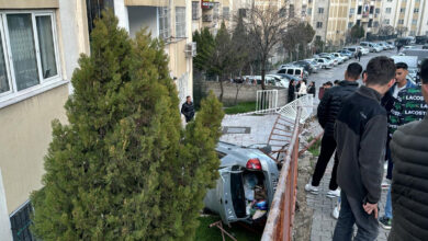 16 yaşındaki Mustafa'ya çarpıp ağır yaralanmasına neden olan otomobil, apartmanın bahçesine düştü