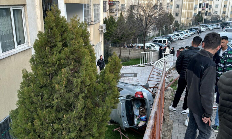 16 yaşındaki Mustafa'ya çarpıp ağır yaralanmasına neden olan otomobil, apartmanın bahçesine düştü