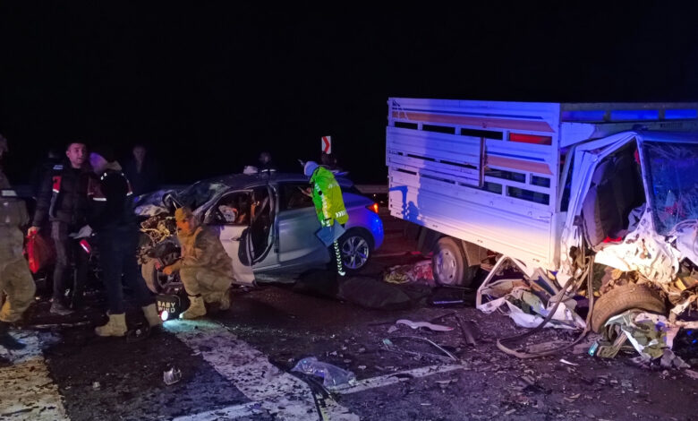 Bingöl'de otomobil ile kamyonetin çarpıştığı kazada 2 kişi öldü, 5 kişi yaralandı