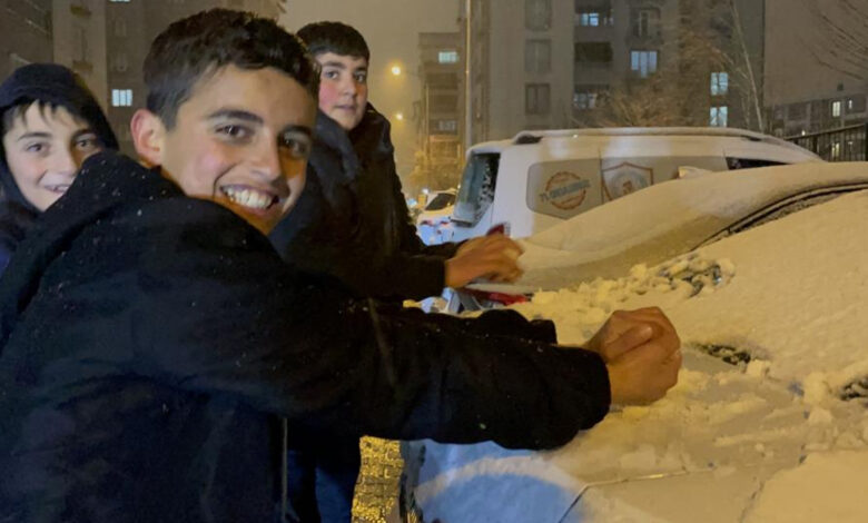 Bitlis'te kar sürprizi: Çocuklar doyasıya eğlendi