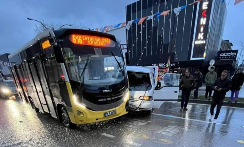 Bursa'da minibüs ortalığı birbirine kattı! 3 yaralı