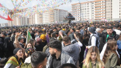 DEM Parti'nin izinsiz gösterisine emniyet güçlerinden müdahale: Polislere ve araçlarına saldırdılar