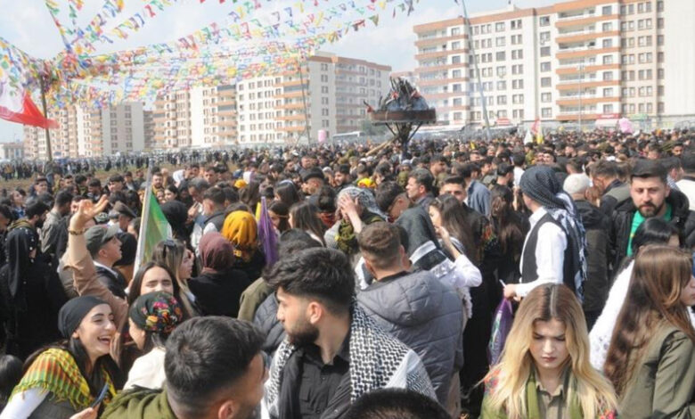 DEM Parti'nin izinsiz gösterisine emniyet güçlerinden müdahale: Polislere ve araçlarına saldırdılar