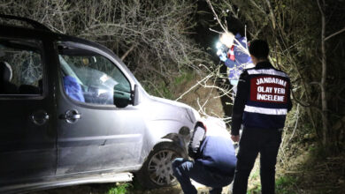 Denizli'de şarampole devrilen araç sürücüsü öldü