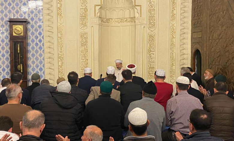 Diyanet İşleri Başkanı Ali Erbaş, ilk teravih namazını Hacı Bayram Veli Camisi’nde kıldırdı