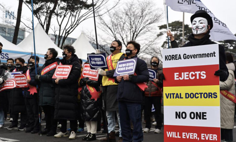 Güney Kore, greve giden 7 bin doktora yaptırım için harekete geçti