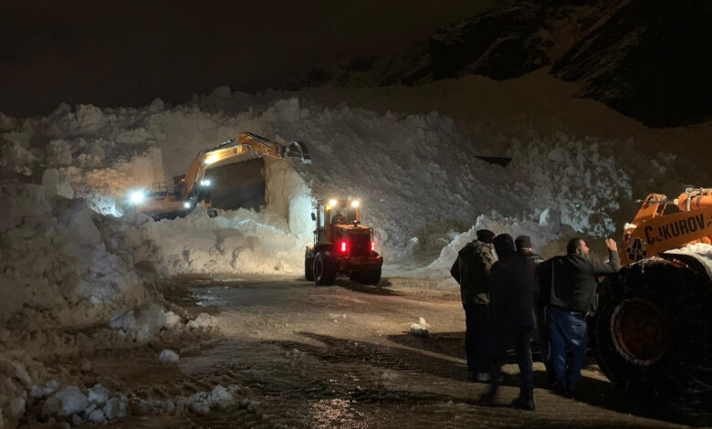 Hakkari-Çukurca karayolunda çığ mesaisi