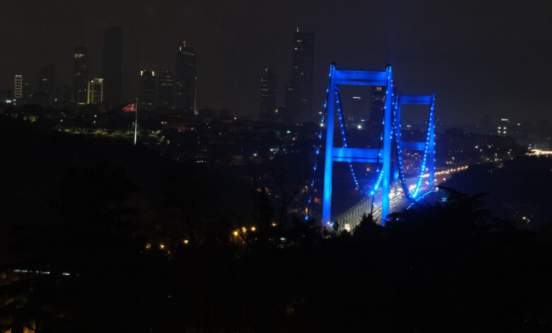 İstanbul'da köprüler maviye büründü! İşte nedeni