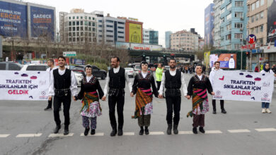 İstanbul'da trafikte renkli anlar! Horon ekibiyle karşılaşan sürücülere büyük sürpriz