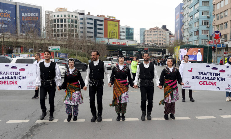 İstanbul'da trafikte renkli anlar! Horon ekibiyle karşılaşan sürücülere büyük sürpriz