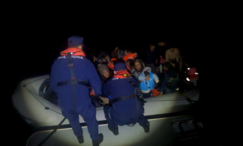 İzmir'de 145 kaçak göçmen karaya çıkarıldı 