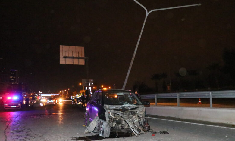 İzmir'de feci kaza: Refüje çarpan sürücü can verdi