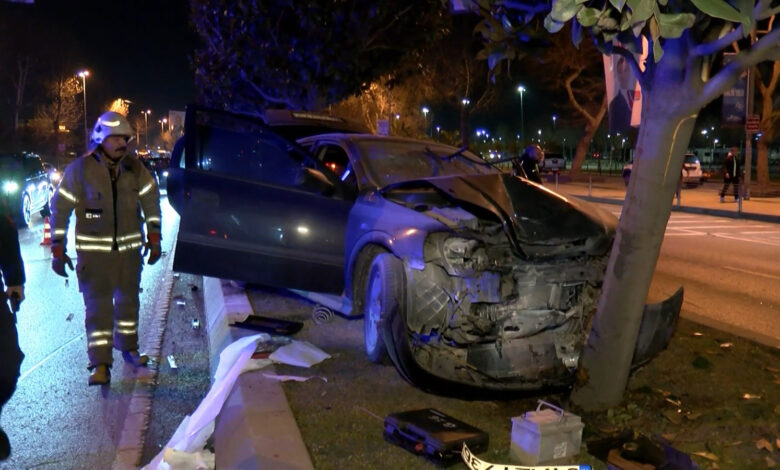 Maltepe'de kontrolden çıkan otomobil refüje çıktı: 3 yaralı